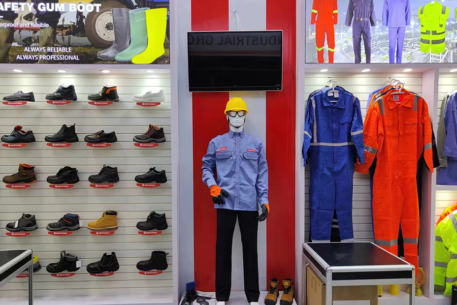 Cad iad na príomhbhuntáistí a bhaineann le buataisí sábháilteachta PVC a chaitheamh i dtimpeallachtaí tionsclaíocha